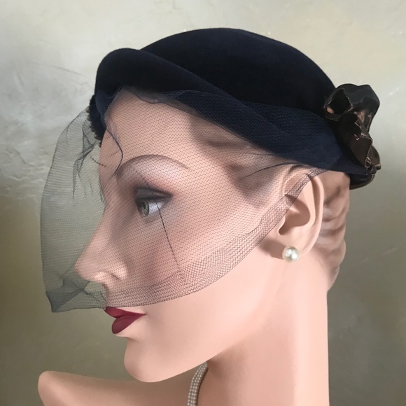 CHIC 1950s\' NAVY VELOUR FELT TOQUE - COPPER COLORED PEARL & BOW TRIM + NAVY VEIL